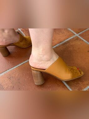 Women's Tan Leather Block Heel Mule - Made in Italy - Shoe Size 39 (US 8.5)